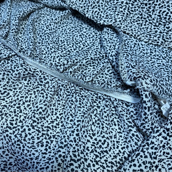 Flowy Lightweight Blouse Polka Dots Micro Animal Print Fitted V Neck Shortsleeve - Picture 4 of 9